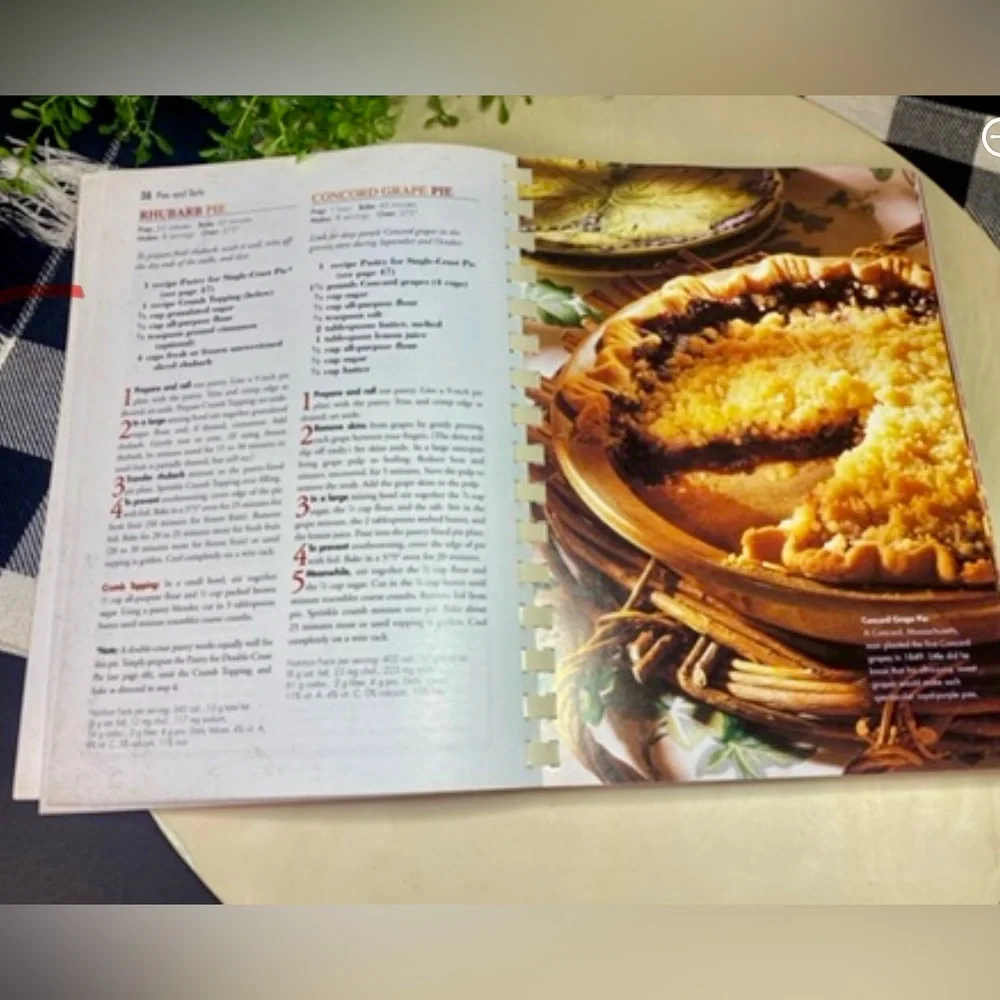 Better Homes and Gardens‎ New Baking Book - Cream and Red Cover